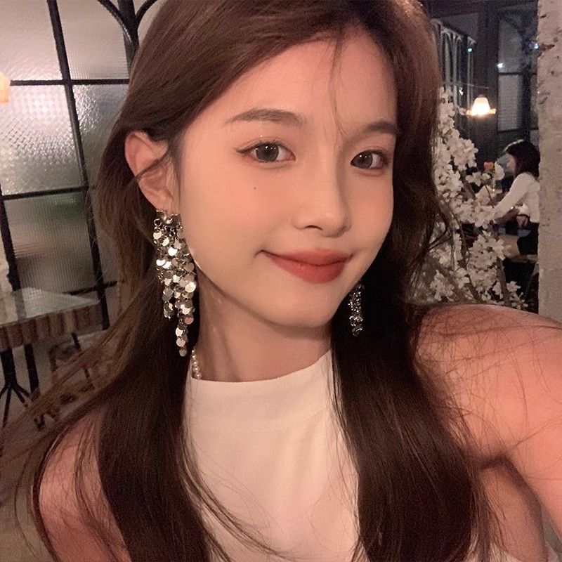 

Accessible Luxury Gold Sequin Tassel Earrings Vintage Court Style High-Key Dignified Metal Earrings Fashion Style Banquet Earrings Silver