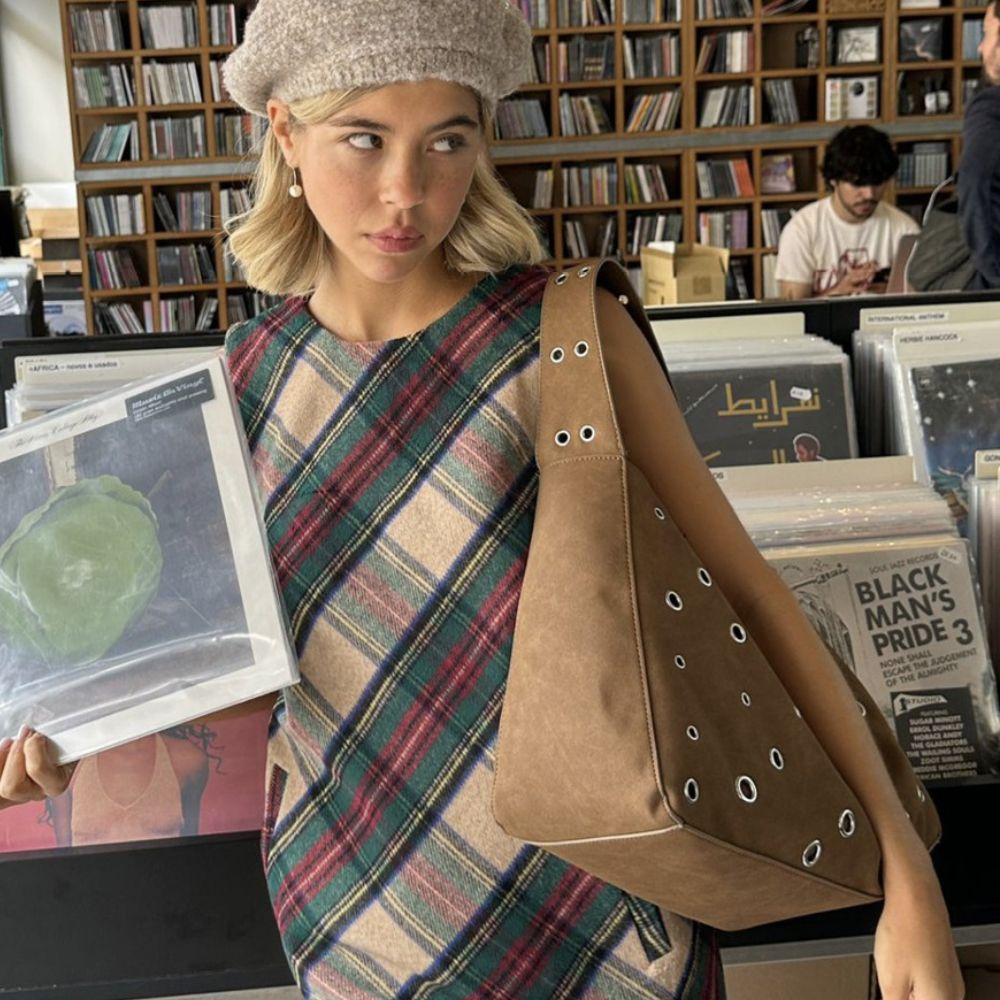 

Versatile Fashion Design Texture Women S Bag, Willow Nail Locomotive Niche Hollow Bag, Portable Shoulder Messenger Bag 48cm*14.5cm*28cm*