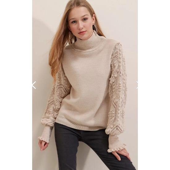 

Женский свитер с кружевными деталями и рукавами до половины водолазки s