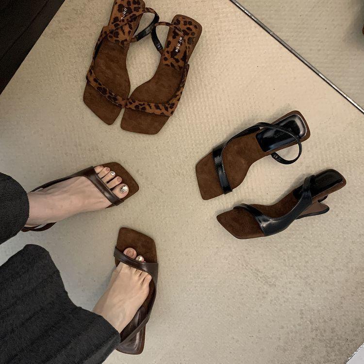 

Женские весенне-летние босоножки на танкетке с юбкой, темпераментный леопардовый принт, с открытым носком, квадратный носок Merad, простые повседневные римские сандалии 40 чёрный