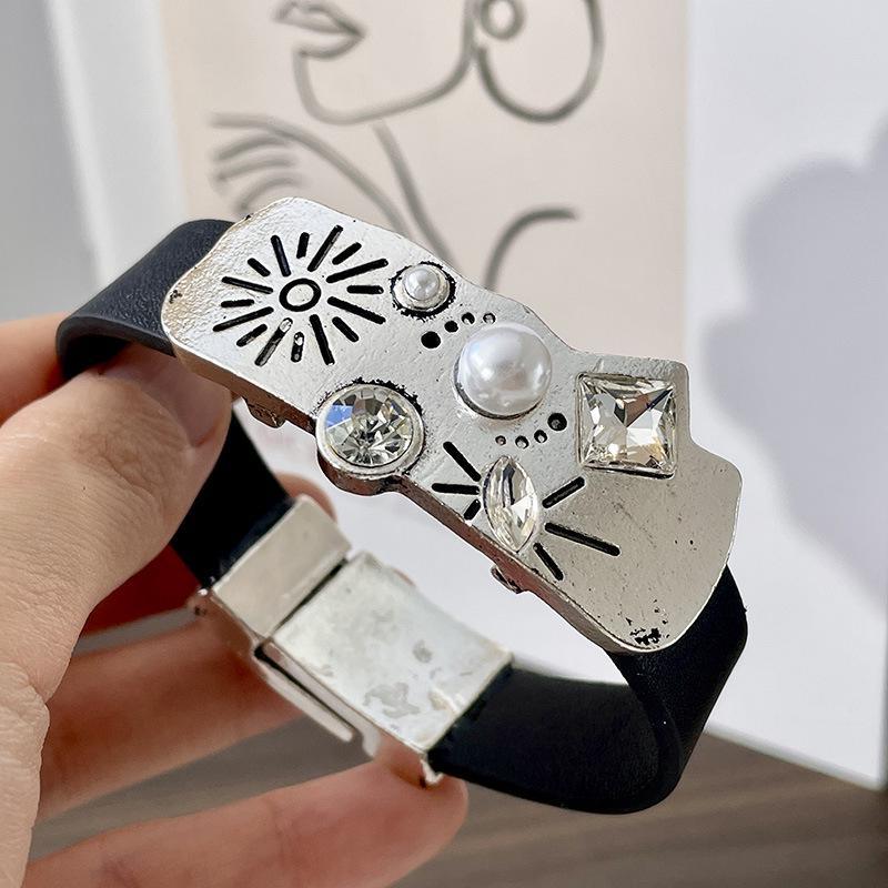 Винтажный состаренный кожаный браслет с жемчугом и стразами: Женский браслет в стиле хай-энд «старые деньги»