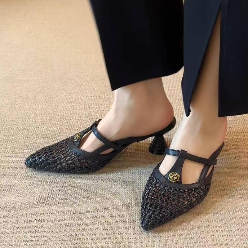 

Модные Новые Красивые Вырезанные Дышащие Плетеные Баотоу Прохладные Тапочки для Женщин Летом, Женские Туфли на Высоком Каблуке с Острым Носком Полу-шлепанцы 35 чёрный