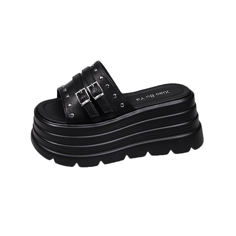 2025 new thick-soled height-increasing cool slippers for women's summer wear super fire French beautiful skirt high-end beach shoes