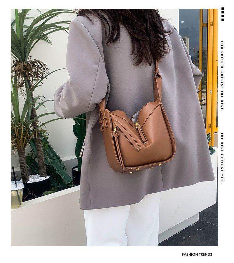 2025 autumn and winter new fashion high sense casual simple trendy women's bag texture niche versatile messenger bag handbag