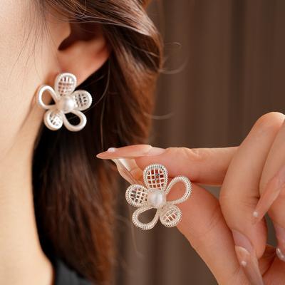 Boucles d'oreilles à fleurs creuses en grille et perles pour femmes Mode coréenne Boucles d'oreilles à clous 2025 Nouveauté Minimaliste Zircon Cadeaux de mariée pour femmes