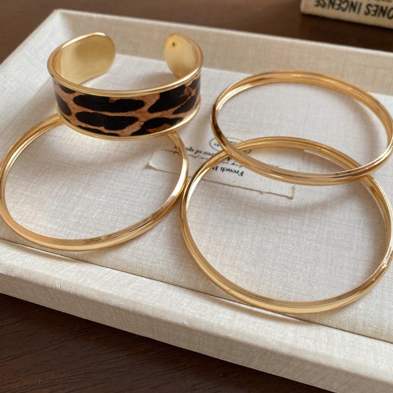 Exaggerated Diamond Inlaid Spider Open Bangle: Trendy High-End Fashion Jewelry for Women