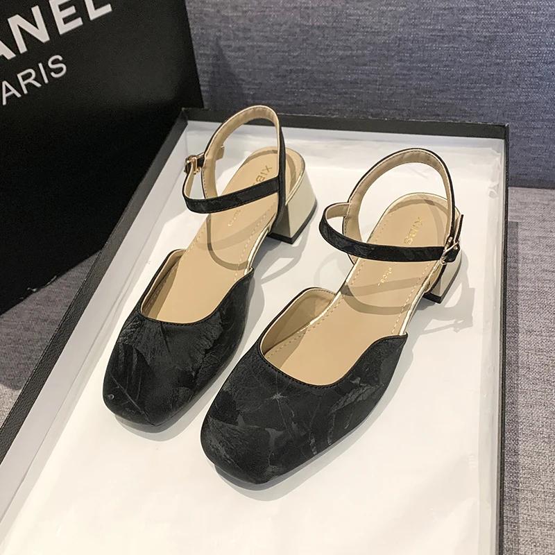 

Мода 2024 года, новые босоножки Baotou с кружевным краем, средний каблук, толстая линия, женская обувь, простая квадратная головка, пустая одинарная обувь для женщин 36 чёрный