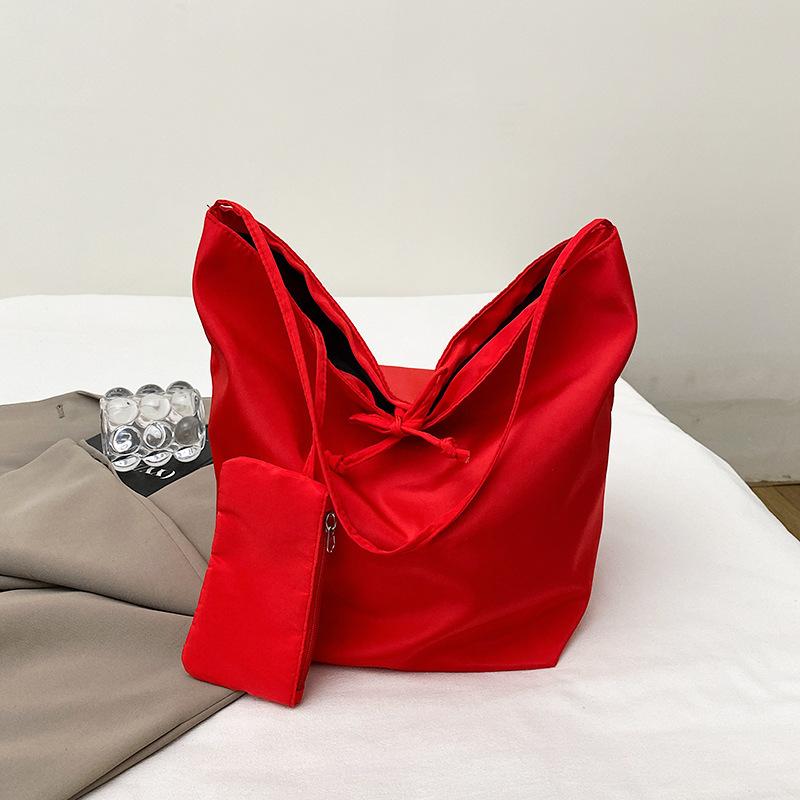 

Тенденция личности повседневная текстура большая вместимость сумка-тоут мода 2025 лето новая иностранный стиль женская сумка через плечо красный