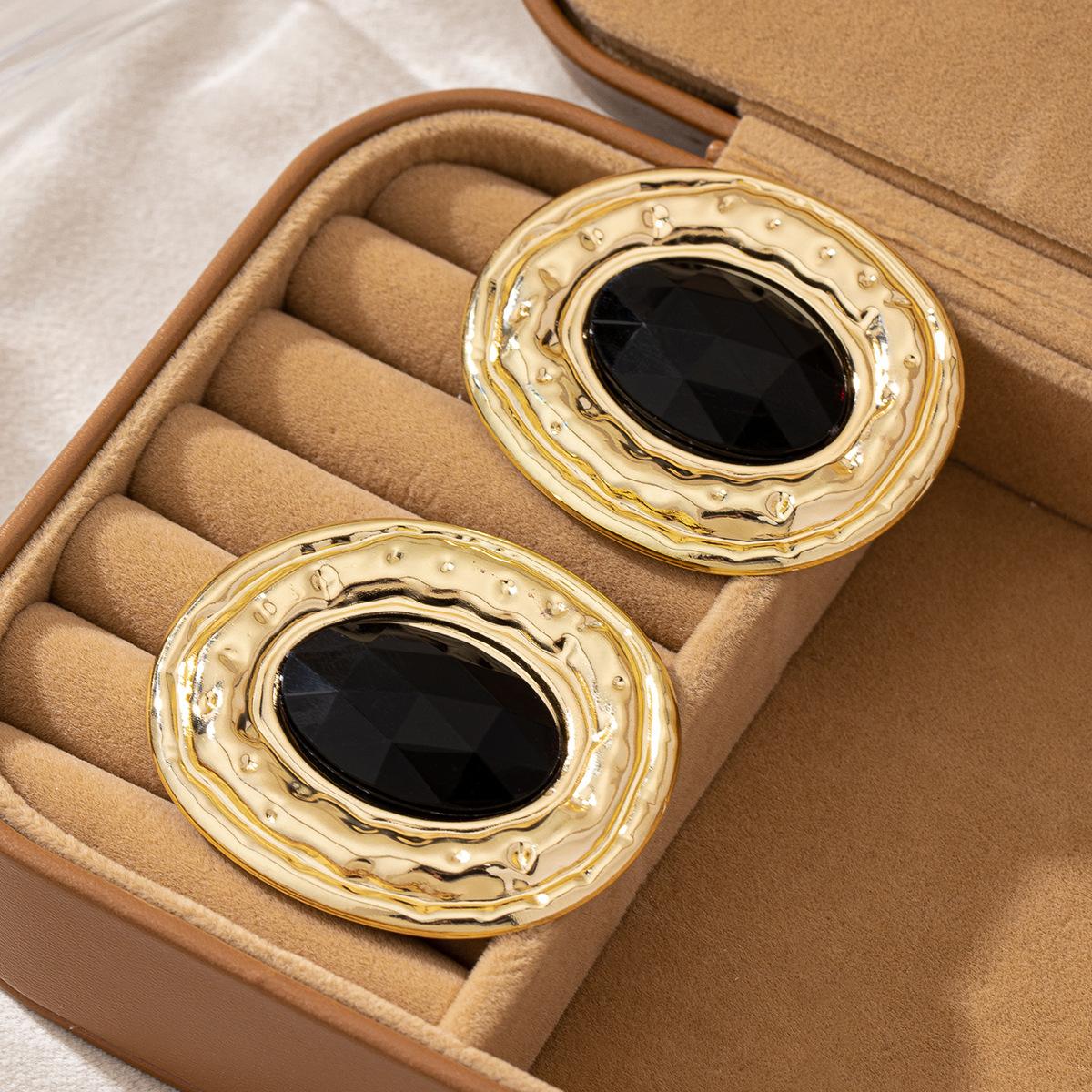 

Крупные серьги преувеличенной овальной формы, нерегулярной формы золотой