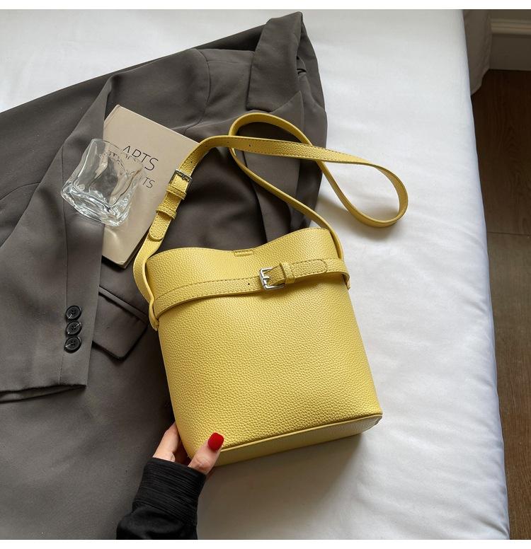 

Модная и популярная сумка-ведро цвета дофамина с простым узором личи, с зарубежным ощущением, элегантная, повседневная, нишевого дизайна, сумка-мессенджер