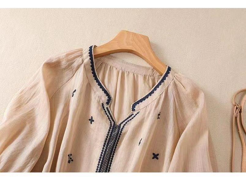 Cămașă Retro din Bumbac-In cu Mâneci Medii și Gât în V Brodată - Casuală, Slim și care Reduce Vârsta