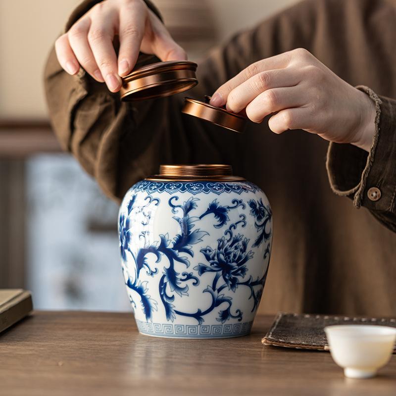 Creative Alloy Lid Sealed Jar Blue Floral Vine Pattern Ceramic Tea Canister Portable Storage Jar Food Container Craft Decoration