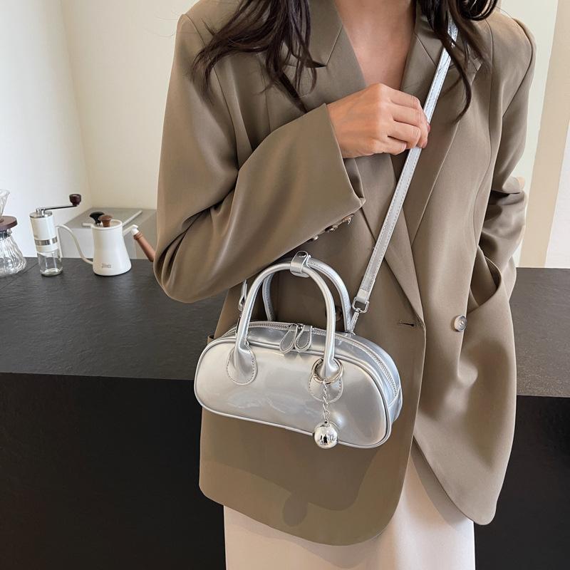 High sense niche bag women's summer 2024 new fashion messenger bag women's Internet celebrity explosion portable small square bag