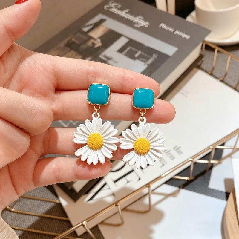 Small daisy stud earrings new trend personality versatile fashion simple women s earrings Korean temperament small Internet celebrity earrings