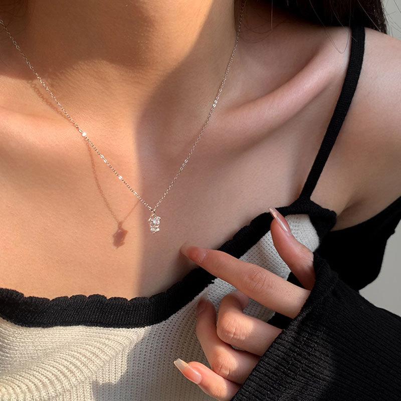 Rose Flower Small Diamond Necklace Girls Sweet and Temperament French High-end Niche Collarbone Chain