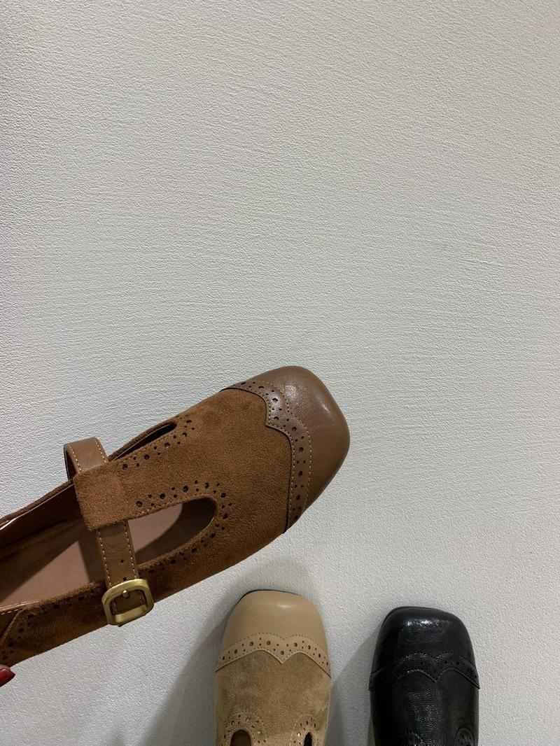 Carved square head shallow mouth single shoes flat-soled small leather shoes niche design Mary Jane shoes autumn 35
