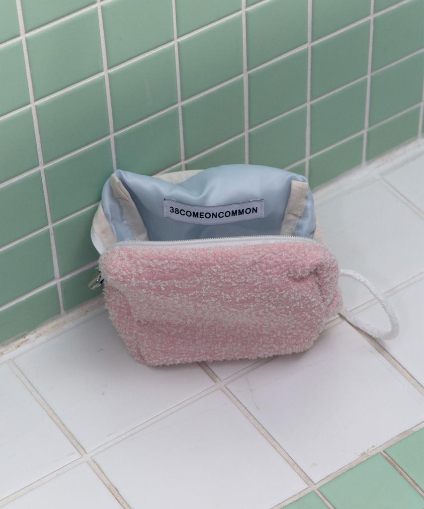38Comeoncommon Boucle Pouch (Light Pink)