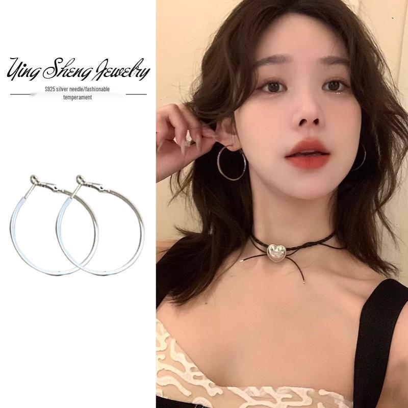 

Elegant Silver Hoop Earrings - Large, Stylish, and Luxurious Ear Jewelry