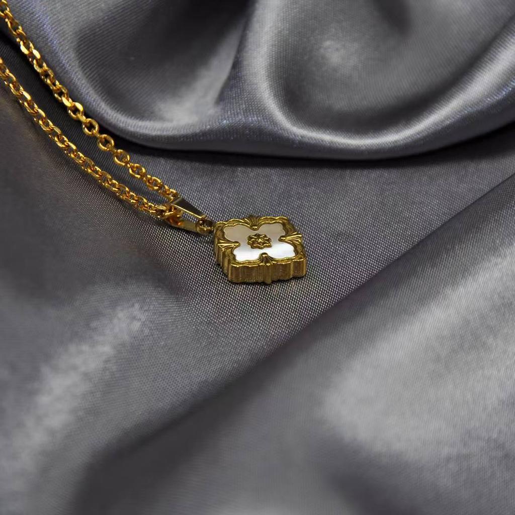 Neues europäisches und amerikanisches Diamantblattgras-Armband-Halsketten-Ohrring-Set, plattiert mit Retro-Diamant-Palast-Halskette