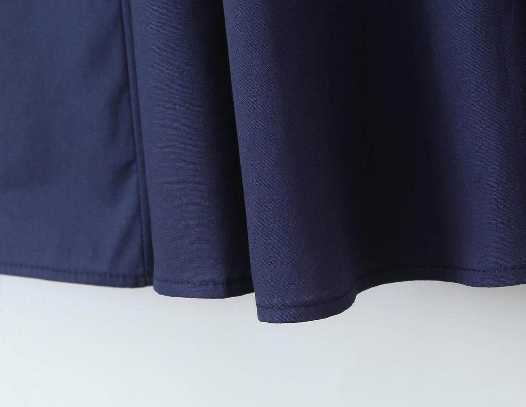 Elegantes quadratisch ausgeschnittenes Midi-Kleid im französischen Stil mit Bindegürtel