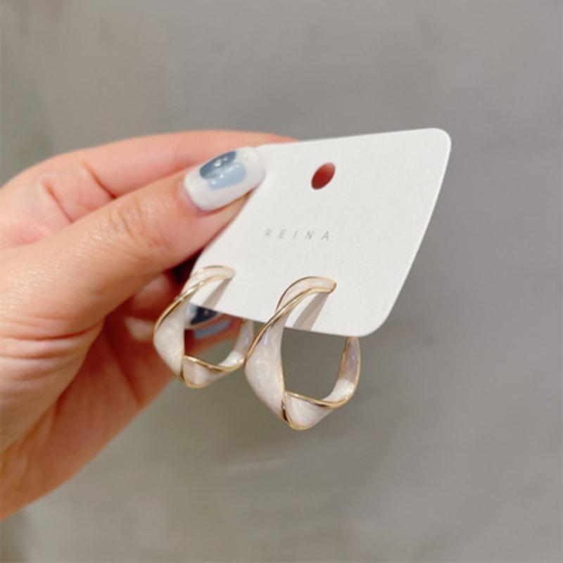 

Elegant and Exclusive Earrings with A Niche Appeal, Stylish Summer Lightweight Luxury Earrings бежевый