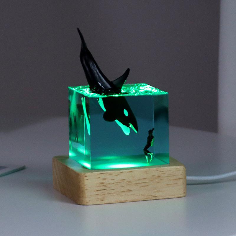 Adorno de Cubo de Resina de Ballena Jorobada Luminoso para Noche