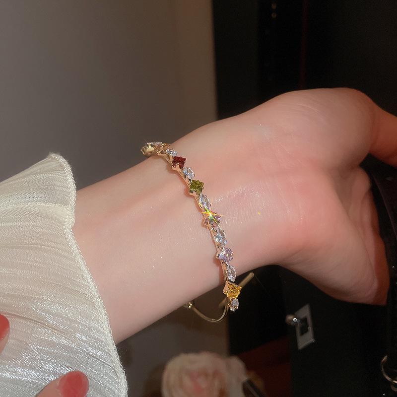 Bracciale con Fibbia a Ferro di Cavallo in Zirconia Placcato Oro - Accessorio di Lusso Chic e Versatile
