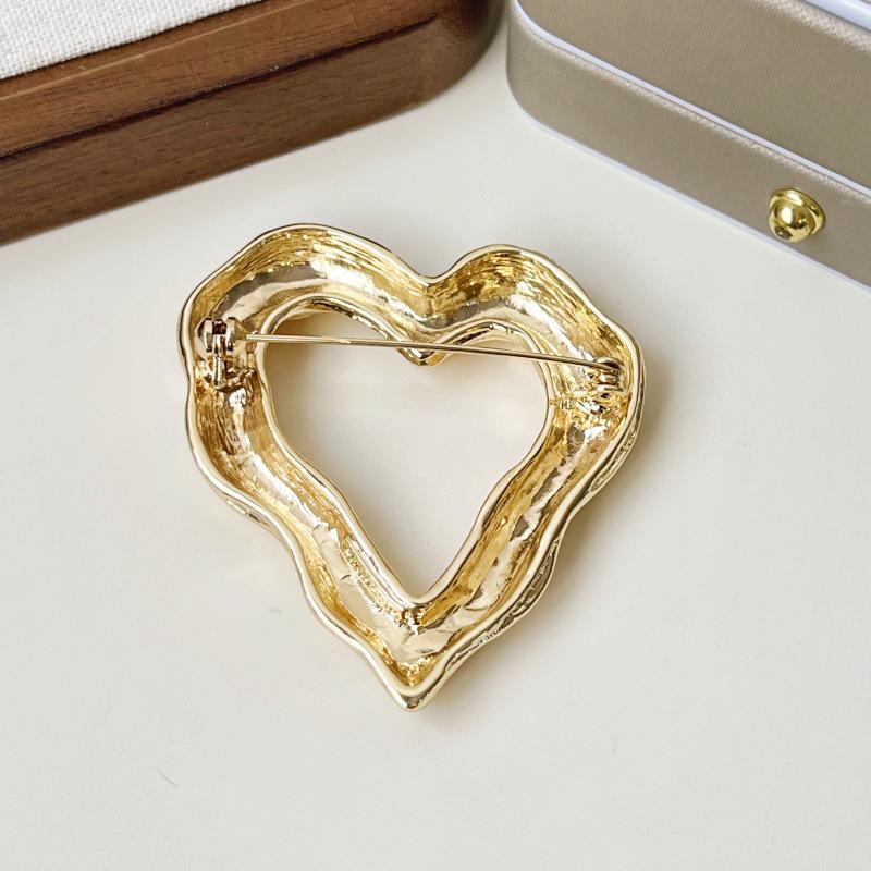 Elegant Retro Heart-Shaped Brooch: Metallic, Irregular, Pleated Texture Design