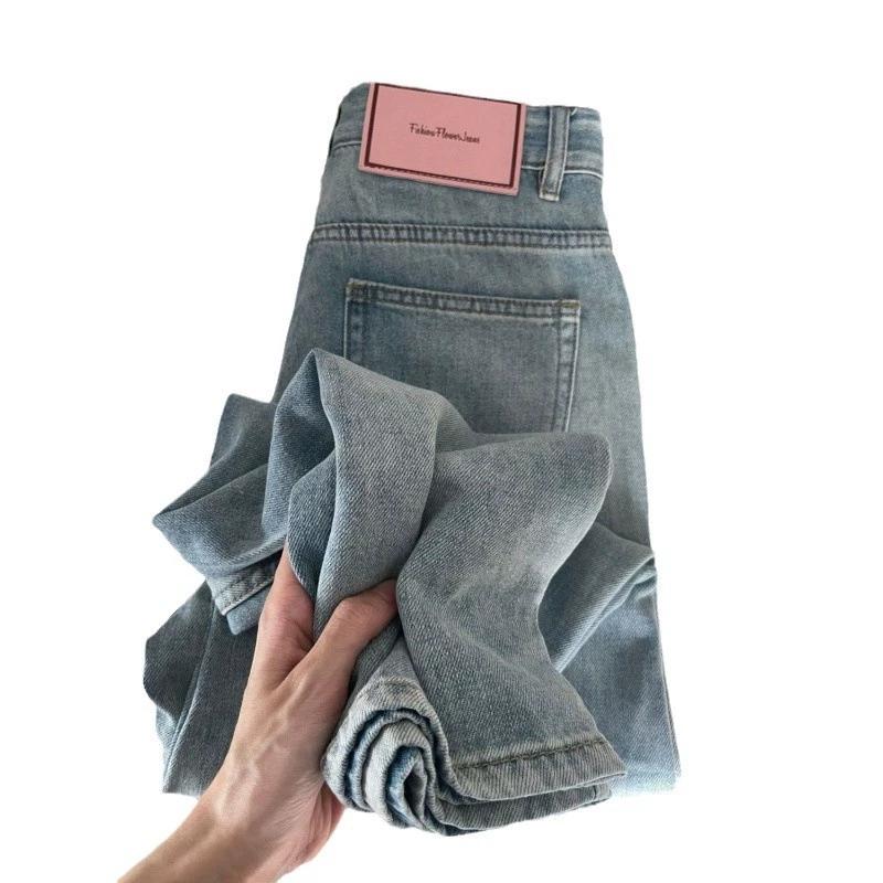 Blugi de damă cu talie înaltă, subțiri și de culoare deschisă, în formă de pară, statură mică, stil vertical, croială lejeră, pantaloni slăbiți și cu picior larg