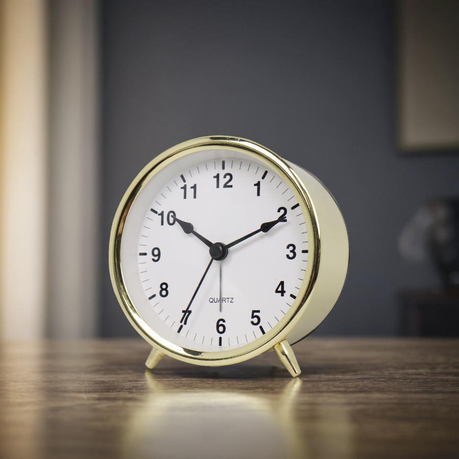 

1PC 3.8 креативный металлический будильник, украшение рабочего стола, бесшумные светящиеся настольные часы, подходят для украшения дома золотистый