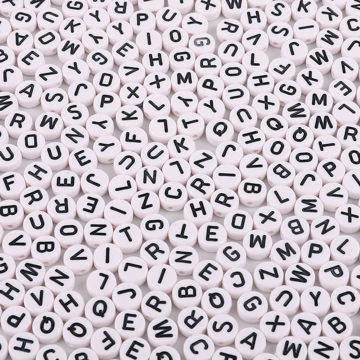 Gemischte englische Buchstaben-Acrylperlen, 100 Stück, flache Herz-Alphabet-Zahlen-Perlen für Charms, Armbänder, Halsketten 4x7mm 200pcs weiß