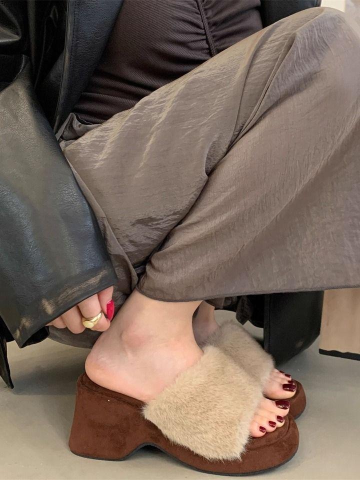 French retro leopard print wedge heel fluffy slippers women's outer wear 2025 autumn and winter fairy evening wind heightened cotton slippers