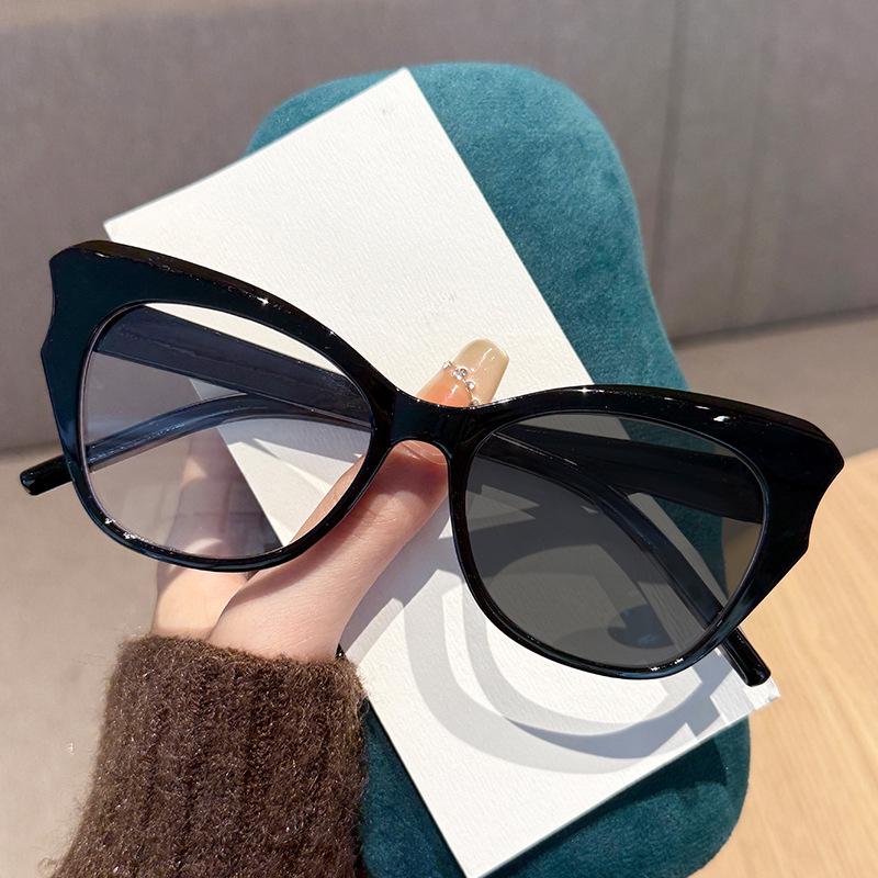 Retro Cat-Eye Color-Changing Women's Reading Glasses with Anti-Blue Light, High-Definition Lenses, and Ultra-Light Frame