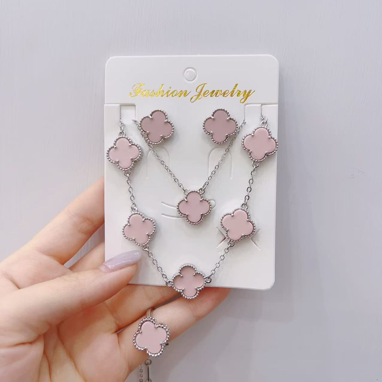 

Набор модной бижутерии из 5 предметов: браслет, ожерелье, серьги, кольцо, набор бижутерии