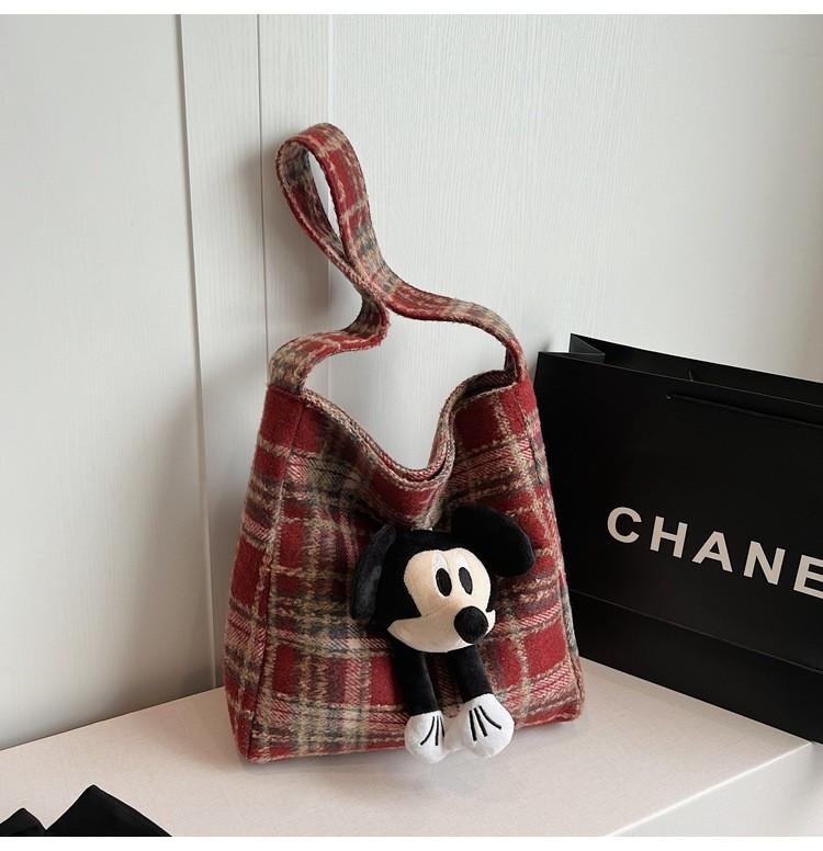 

Large Unique Leopard Print Tote Handbag For Women Crafted From Soft Felt Ideal For Casual Style Without Pendant красный