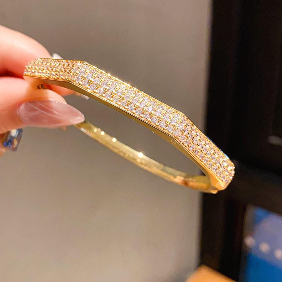 Copper Zirconia Clasp Bracelet With Geometric Design For Fashion And Office Wear золотой