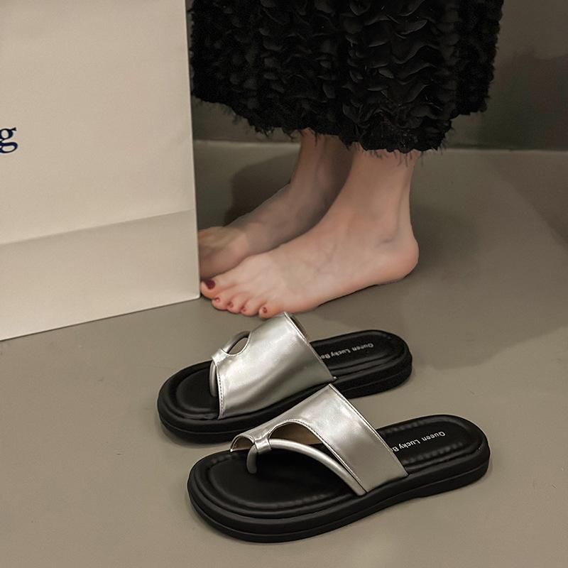 Niche high-end flip-flops women's summer outer wear 2025 new simple and fashionable toe beach cool slippers