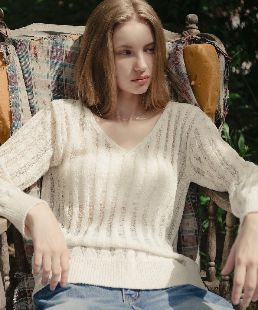 HARDCORE HAPPINESS Damaged Slit V-Neck Knit Top_Ivory