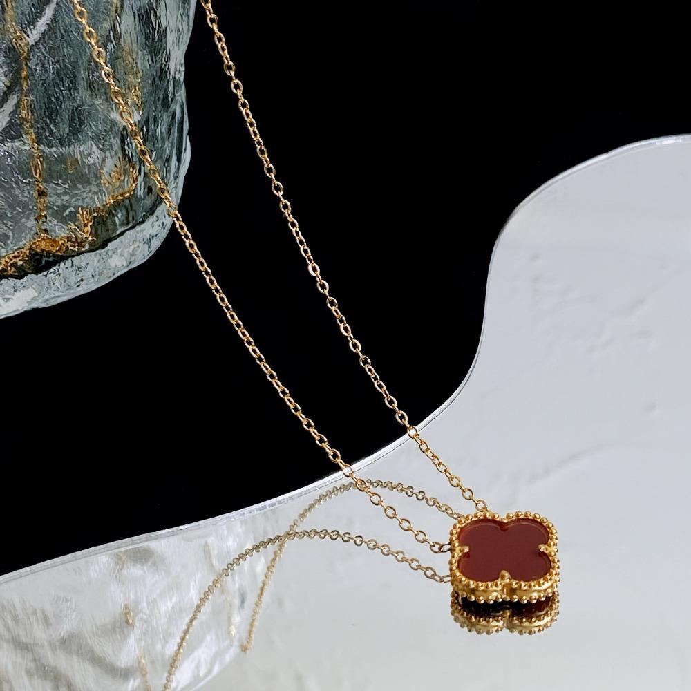 Colar de Aço Titânio Trevo de Quatro Folhas Bicolor Borgonha Elegante Temperamento Moda Versátil Senso de Classe Alta Corrente Feminina para Clavícula