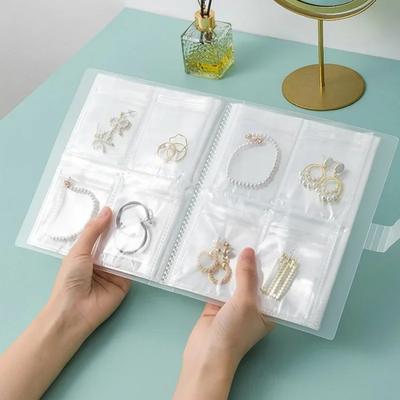 Création de bijoux – Emballages et présentoirs de bijoux