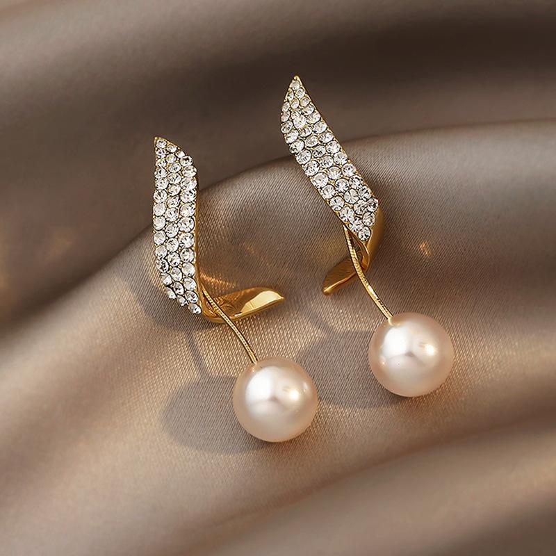Orecchini a pendente con perla e zircone di lusso per donna e ragazza Personalità elegante Brillante orecchino con lettera D Gioielli moda Vendita all'ingrosso