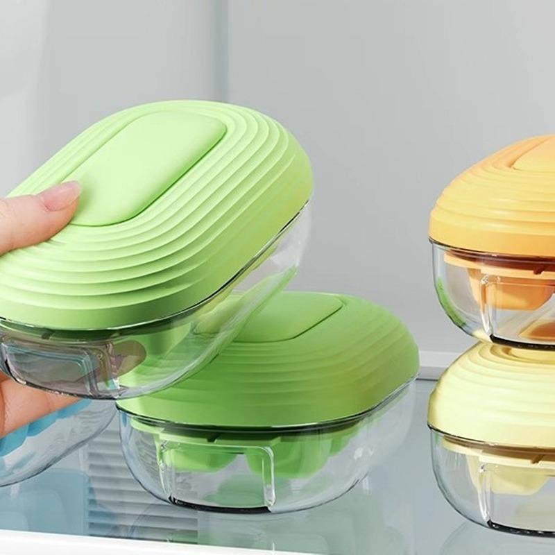 Skladujte mražené kostky ledu v lisovaných ledových boxech pro snadné uvolnění a rychlé zmrazení pro domácí použití