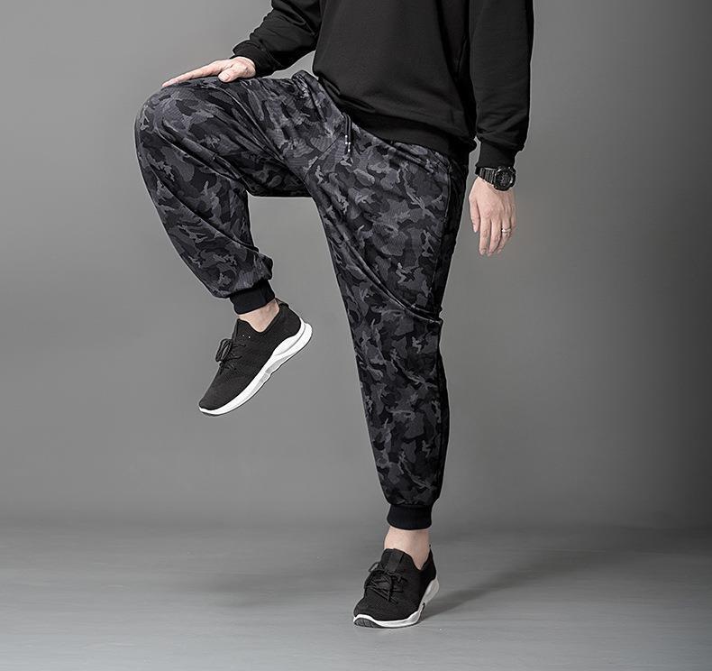 Męskie letnie casualowe spodnie dresowe z lodowego jedwabiu ze sznurkiem - Luźny krój, ze ściągaczem przy kostkach, z dużymi kieszeniami