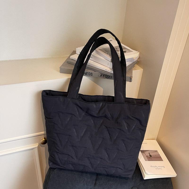 

2025 новая осенне-зимняя вместительная простая подмышечная сумка через плечо, нишевая универсальная сумка-тоут для通勤 чёрный