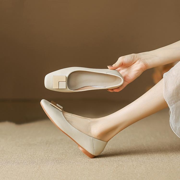 

Flat-bottomed casual small single shoes women s 2025 autumn new fashionable versatile soft-soled evening fairy style low-top Doudou shoes 35
