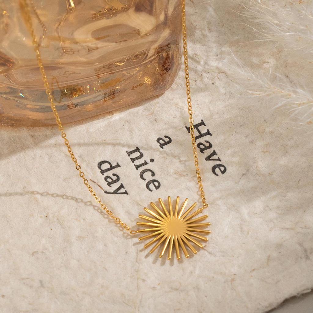 18K Gold-Plated Stainless Steel Minimalist Sun Pendant Necklace for Women - Non-Fading, Versatile Design