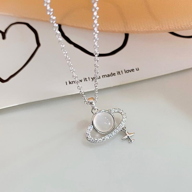 Weißer Achat Planeten Flugzeug Halskette Damen Leichter Luxus, Süß, Reiner Wind Kragenkette Halskette Ornament