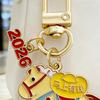 Schlüsselanhänger-Anhänger mit Metall-Federverschluss Buntes Emaille Jahr des Pferdes 2026 Schlüsselanhänger Segen Reich Friedlich Schlüsselring Neujahrsgeschenk