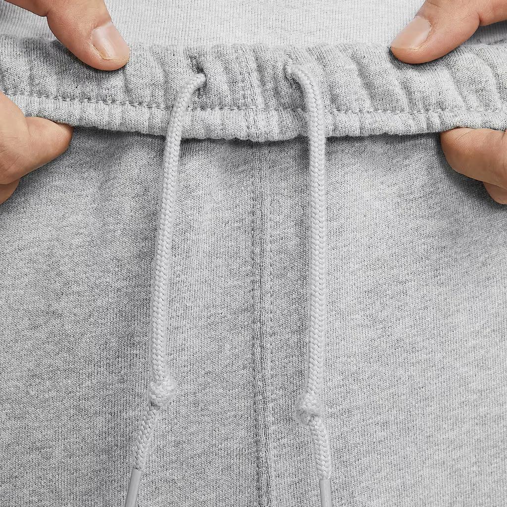 Nike Solo Swoosh Pohodlné lemované ležérní kalhoty Pánské spodní díly Tmavě šedá HV1089-063
