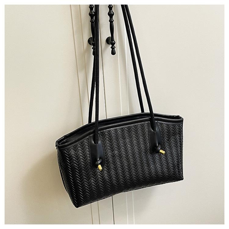 

Large capacity women s bag 2025 new Korean version commuter shoulder bag versatile fashion tote bag retro armpit big bag